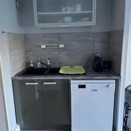 Rez De Chaussée Avec Terrasse, Proche Plage, Parking - Fr-1-749-93 *