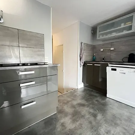 Rez De Chaussée Avec Terrasse, Proche Plage, Parking - Fr-1-749-93 * Agde